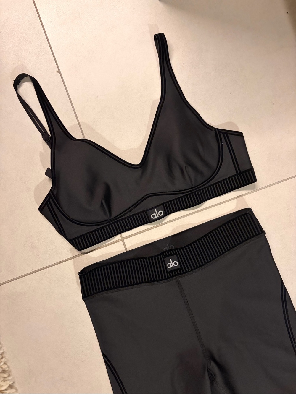 ALO Yoga Black Seamless V-Neck Sports Bra & Leggings Set
